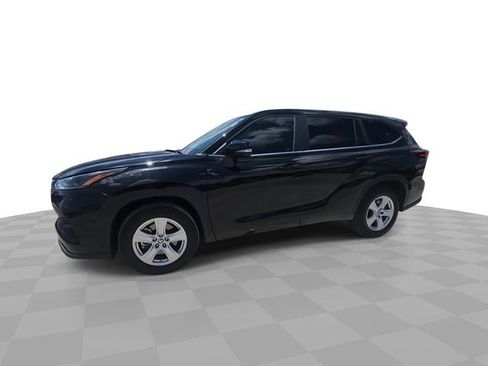 Used 2023 Toyota Highlander LE FWD image 4
