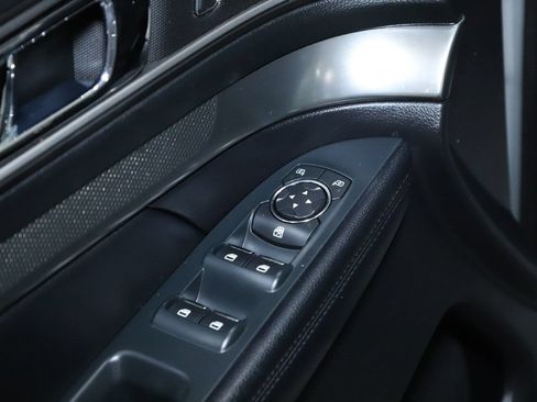 Used 2018 Ford Explorer XLT w/ Equipment Group 202A FWD image 18