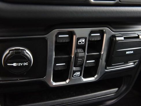 Used 2025 Jeep Wrangler Unlimited Sahara AWD/4WD image 14