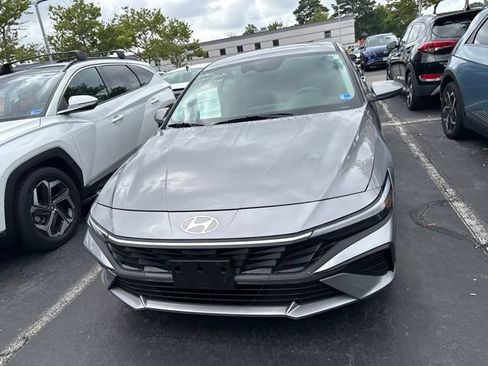 Used 2026 Hyundai Elantra SE FWD image 3