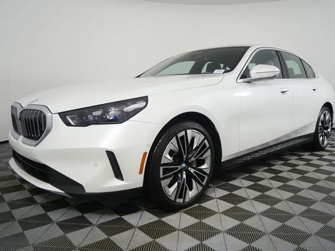 Certified 2025 BMW 530i image 8