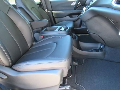New 2026 Chrysler Pacifica Select FWD image 9