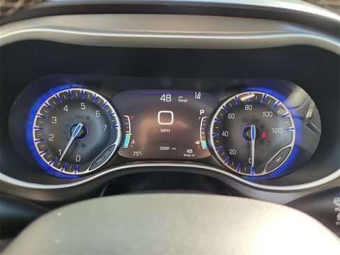 Used 2024 Chrysler Pacifica Touring-L image 7