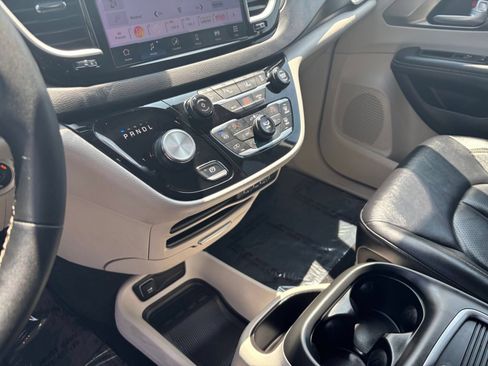 Used 2024 Chrysler Pacifica Touring-L FWD image 43