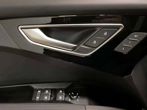 Used 2024 Audi Q4 e-tron Prestige image 33