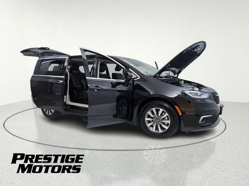 Used 2023 Chrysler Pacifica Touring-L FWD image 11
