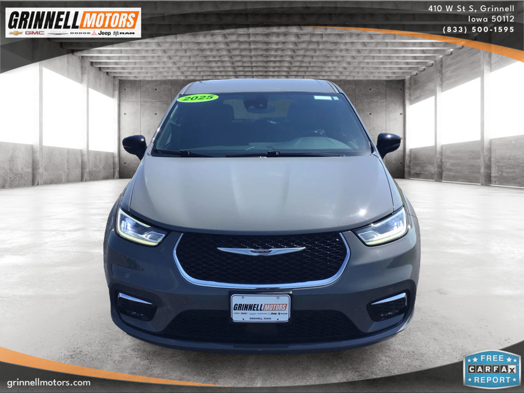 Used 2025 Chrysler Pacifica Select FWD image 2