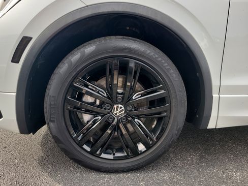 Used 2022 Volkswagen Tiguan SE R-Line image 9