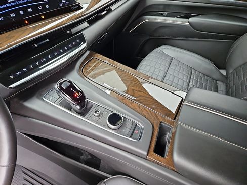 Certified 2024 Cadillac Escalade Premium Luxury Platinum w/ Heavy-Duty Trailer Package image 23