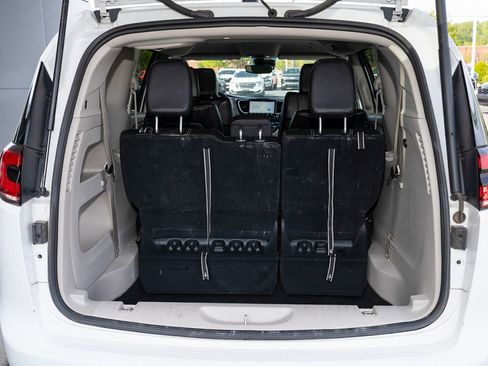 Used 2024 Chrysler Pacifica Touring-L image 5