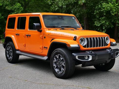 Used 2025 Jeep Wrangler Unlimited Sahara AWD/4WD image 4