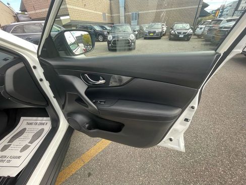 Used 2017 Nissan Rogue SV w/ SV Premium Package image 20