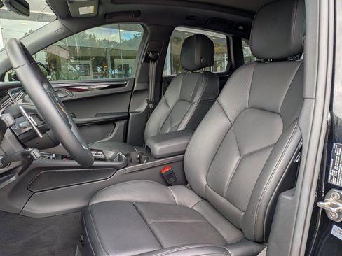 Certified 2025 Porsche Macan image 5