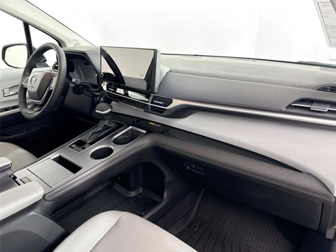 Certified 2026 Toyota Sienna XLE image 62