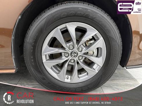 Used 2024 Toyota Sienna XLE image 12
