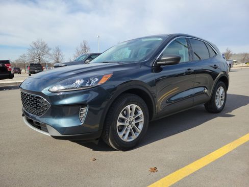 Certified 2022 Ford Escape SE w/ Cold Weather Package image 2