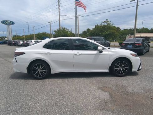 Used 2022 Toyota Camry SE FWD image 4