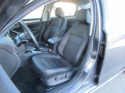 Used 2021 Volkswagen Passat 2.0T SE image 19