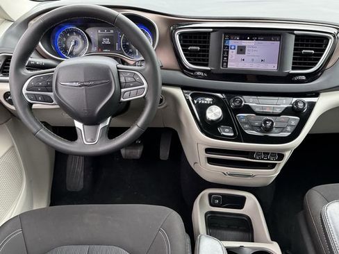 Used 2023 Chrysler Voyager LX FWD image 9