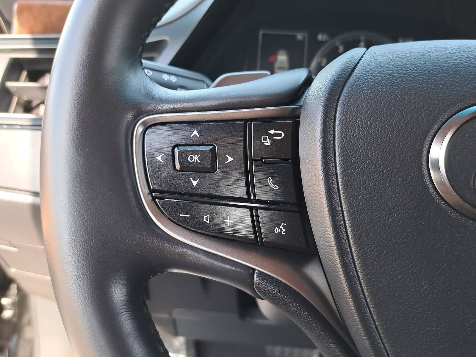 Used 2024 Lexus ES 350 w/ Premium Package FWD image 17