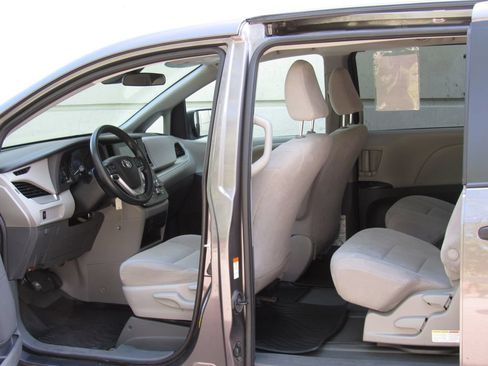 Certified 2020 Toyota Sienna L FWD image 11