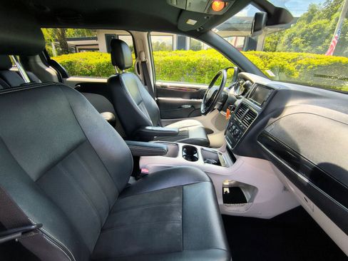 Used 2019 Dodge Grand Caravan SXT image 16