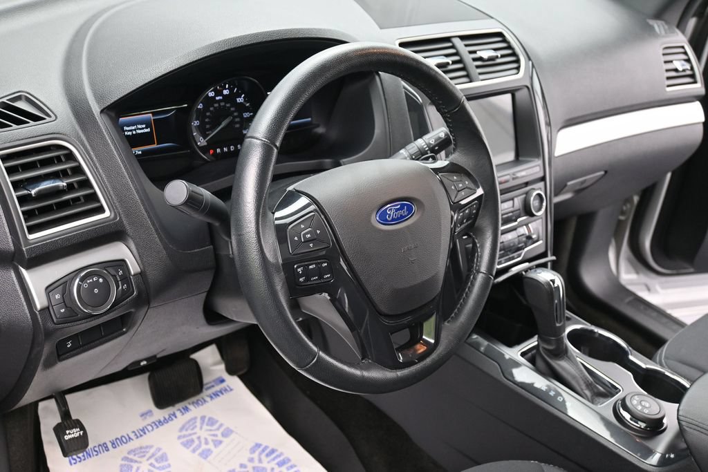 Used 2017 Ford Explorer XLT w/ Equipment Group 201A AWD/4WD image 15