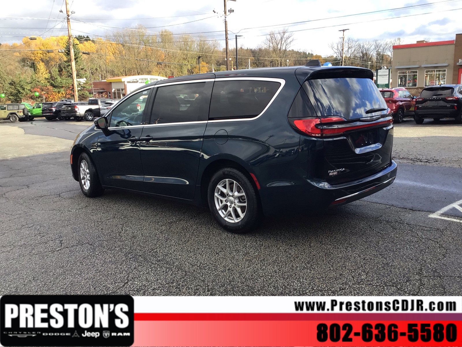 Used 2025 Chrysler Pacifica Select FWD image 3