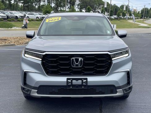 Used 2025 Honda Pilot Touring image 2