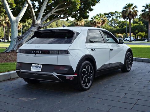 Certified 2024 Hyundai Ioniq 5 SE image 4