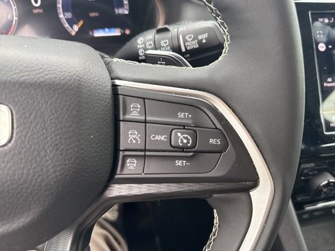 Used 2025 Jeep Grand Cherokee Altitude AWD/4WD image 23