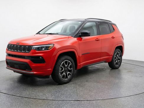 Used 2025 Jeep Compass Trailhawk AWD/4WD image 3