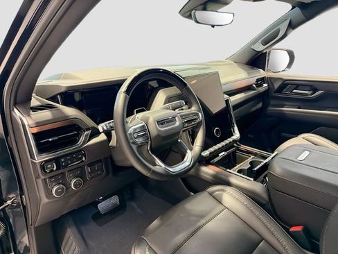 Used 2025 GMC Yukon XL Denali w/ Advanced Technology Package image 8