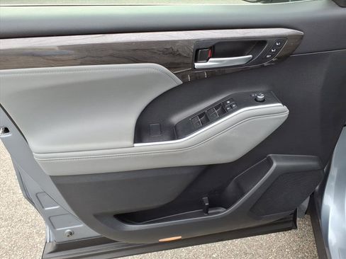 Used 2024 Toyota Highlander Platinum AWD/4WD image 24