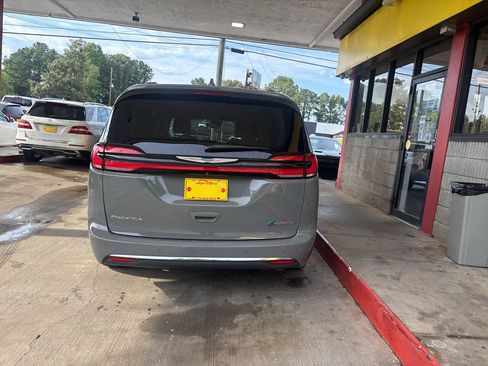 Used 2021 Chrysler Pacifica Touring-L FWD image 6