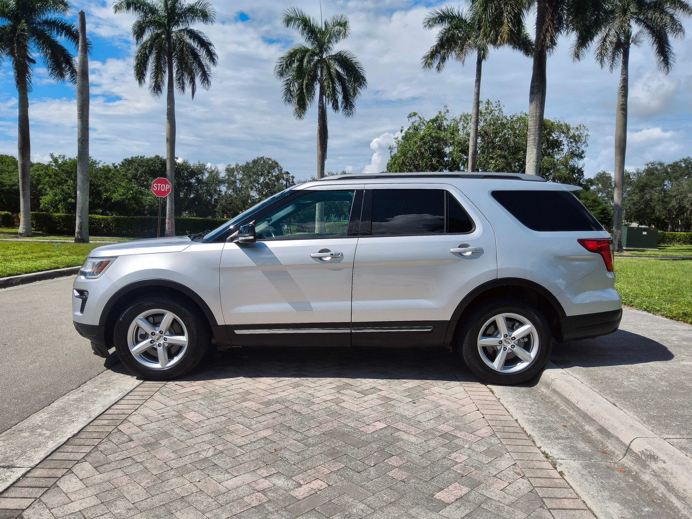 Used 2018 Ford Explorer XLT w/ Equipment Group 201A FWD image 17