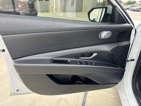 Used 2025 Hyundai Elantra SE FWD image 18