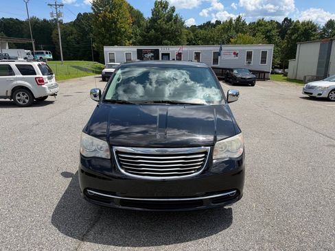 Used 2014 Chrysler Town & Country Touring-L w/ Driver Convenience Group FWD image 5