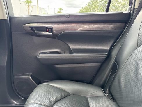 Used 2022 Toyota Highlander Limited FWD image 16