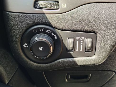 Used 2019 Jeep Cherokee Latitude Plus w/ Cold Weather Group AWD/4WD image 22