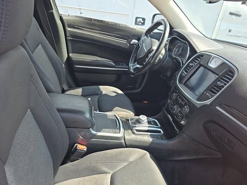 Used 2018 Chrysler 300 Touring w/ Driver Convenience Group RWD image 5