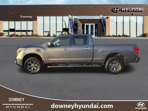 Used 2019 Nissan Titan SV w/ SV Convenience Package AWD/4WD image 2