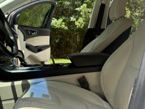 Used 2016 Ford Edge Titanium FWD image 10