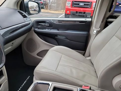 Used 2013 Chrysler Town & Country Touring image 17