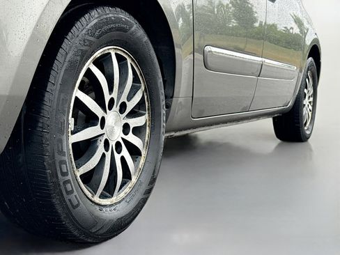 Used 2012 Kia Sedona EX FWD image 16