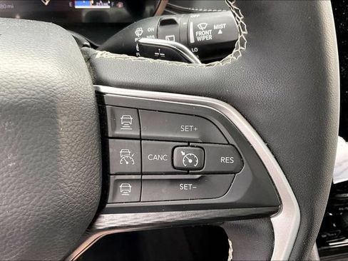 Used 2025 Jeep Grand Cherokee Altitude AWD/4WD image 12