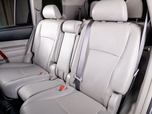 Used 2012 Toyota Highlander Limited w/ Tow Pkg FWD image 24