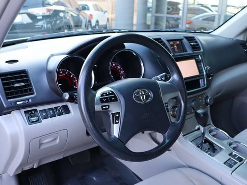 Used 2013 Toyota Highlander Plus FWD image 40