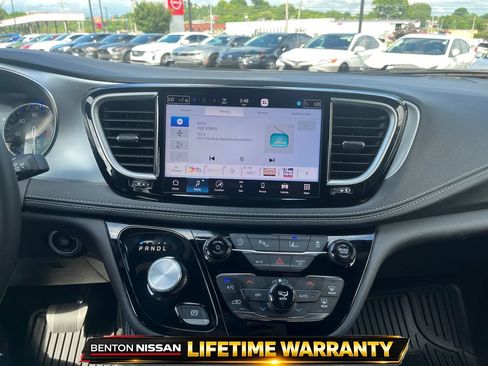 Used 2026 Chrysler Pacifica Limited FWD image 16