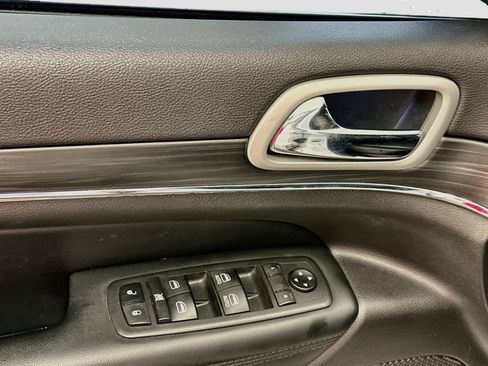 Used 2021 Jeep Grand Cherokee Limited AWD/4WD image 15